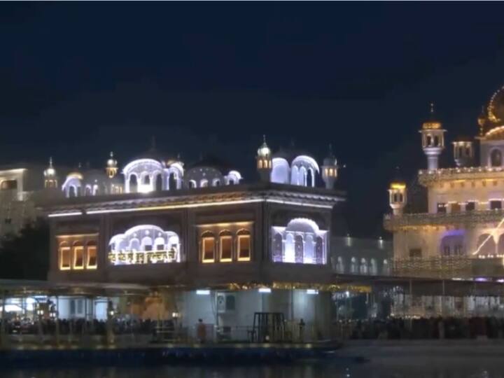 गुरु नानक देव जी प्रकाश पर्व पर विश्व भर से संगत गोल्डन टेंपल में पहुंच रही है. शाम के समय यहां 1 लाख के करीब देसी घी के दीये जलाए जाएंगे.