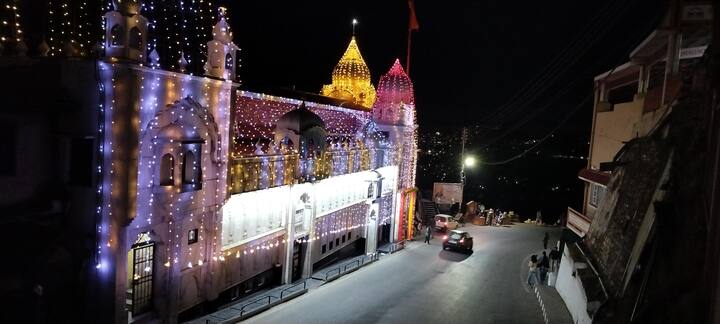 शिमला के मुख्य गुरुद्वारे में भी गुरु नानक देव जी की जयंती हर्षोल्लास के साथ मनाई जा रही है. गुरुद्वारे को बेहद खूबसूरत ढंग से सजाया गया है.