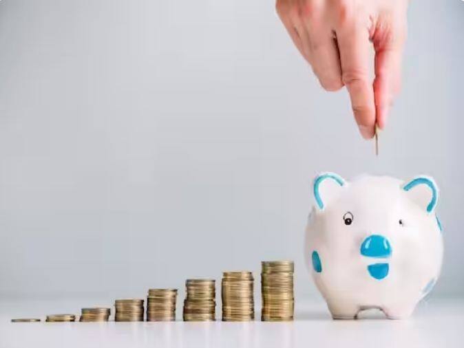 Small Finance Banks FD Rates: ਬਹੁਤ ਸਾਰੇ ਨਿਵੇਸ਼ ਵਿਕਲਪ ਉਪਲਬਧ ਹੋਣ ਦੇ ਬਾਵਜੂਦ, ਲੋਕ ਅਜੇ ਵੀ FD ਸਕੀਮਾਂ ਵਿੱਚ ਪੈਸਾ ਲਗਾਉਣਾ ਪਸੰਦ ਕਰਦੇ ਹਨ। ਅਸੀਂ ਤੁਹਾਨੂੰ ਅਜਿਹੇ ਛੋਟੇ ਬਚਤ ਬੈਂਕਾਂ ਬਾਰੇ ਦੱਸ ਰਹੇ ਹਾਂ ਜੋ ਗਾਹਕਾਂ ਨੂੰ ਹੋਰ ਬੈਂਕਾਂ ਦੇ ਮੁਕਾਬਲੇ ਸਿਰਫ ਤਿੰਨ ਸਾਲਾਂ ਦੀ ਮਿਆਦ ਵਿੱਚ ਵੱਧ ਵਿਆਜ ਦਰਾਂ ਦਾ ਲਾਭ ਦੇ ਰਹੇ ਹਨ। ਇਹ ਸੂਚੀ ਬੈਂਕਬਾਜ਼ਾਰ ਦੇ ਅੰਕੜਿਆਂ ਦੇ ਆਧਾਰ 'ਤੇ ਬਣਾਈ ਗਈ ਹੈ।