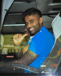 IND vs AUS: ऑस्ट्रेलिया के खिलाफ तीसरे टी20 के लिए गुवाहटी पहुंची टीम इंडिया, तस्वीरों में सूर्या ब्रिगेड का दिखा खास अंदाज़