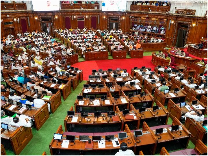 Chief Minister Yogi Adityanath hold a meeting of cabinet ministers before UP Assembly winter session ANN UP Politics: कल से शुरू होगा यूपी विधानसभा का शीतकालीन सत्र, सीएम योगी ने मंत्रियों को दी ये हिदायत