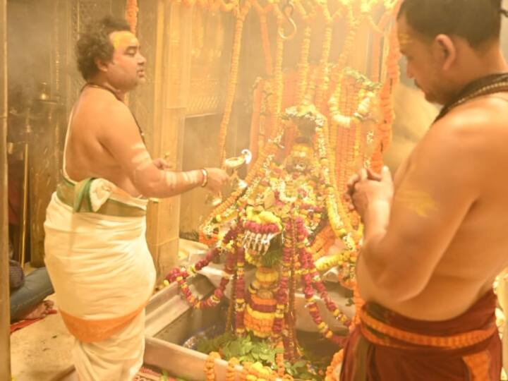 Varanasi News: रविवार को वाराणसी के विश्व प्रसिद्ध काशी विश्वनाथ मंदिर का स्थापना दिवस बड़ी धूमधाम के साथ मनाया गया. इस दिन बाबा विश्वनाथ का श्रृंगार सबको अपनी ओर आकर्षित कर रहा था.