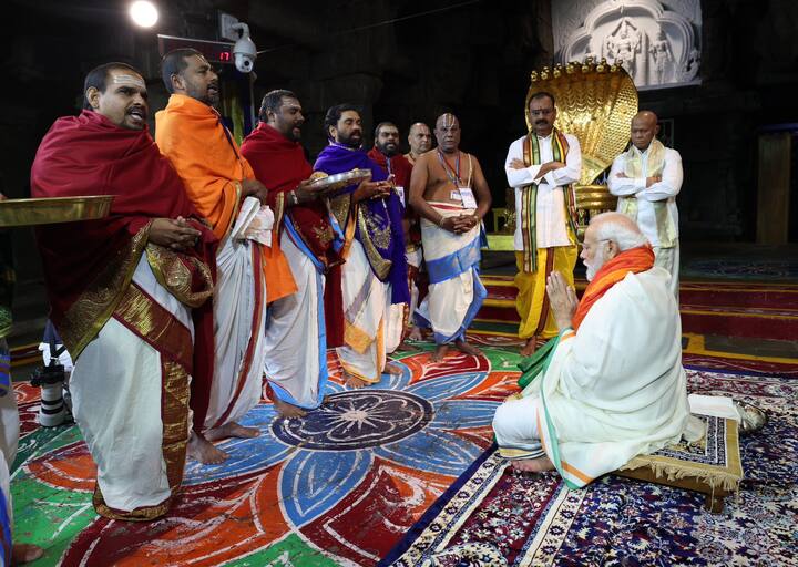 তিরুপতির সামনে বসে দীর্ঘক্ষণ প্রার্থনা করতে দেখা গিয়েছে মোদিকে।