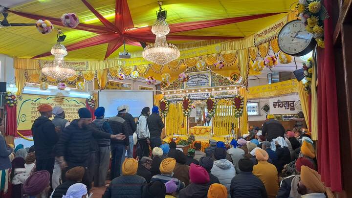 गुरु नानक जी ने अपना पूरा जीवन समाज सुधार के कार्यों में समर्पित कर दिया. इन्होंने जात-पात और ऊंच-नीच के भेदभाव को दूर करने के लिए खास कदम उठाए और लोगों को इंसानियत व ईमानदारी की एकता के सूत्र में बांधने का कार्य किया.