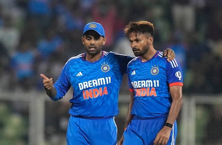 সব ফর্ম্যাট মিলিয়ে টিম ইন্ডিয়ার (Team India) হয়ে মোট ১০টি ম্যাচ খেলা মুকেশ কুমারকে (Mukesh Kumar) নিয়ে মজেছেন অশ্বিন (Ravichandran Ashwin)। ছবি - পিটিআই