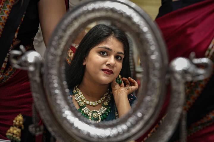 সোনা ও রুপো কেনার সময়ে উপরে উল্লিখিত দামের সঙ্গে আরও ৩ শতাংশ GST যুক্ত হবে। অর্থাৎ উপরে যে দামগুলি উল্লেখ করা হয়েছে তার সঙ্গে জিএসটি যুক্ত করা নেই। তথ্যসূত্র: স্বর্ণশিল্প বাঁচাও কমিটি (SSBC)*