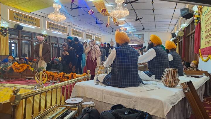 नानक जी का जन्म 1469 को पंजाब के तलवंडी में कार्तिक पूर्णिमा के दिन हुआ था. यह स्थान अब पाकिस्तान में है. इस जगह को ननकाना साहिब भी कहा जाता है. इनके पिता का नाम कल्याण चंद और माता का नाम तृप्ता था. 16 साल की नानक जी ने दौलत खान लोदी के अधीन काम करना शुरू किया.