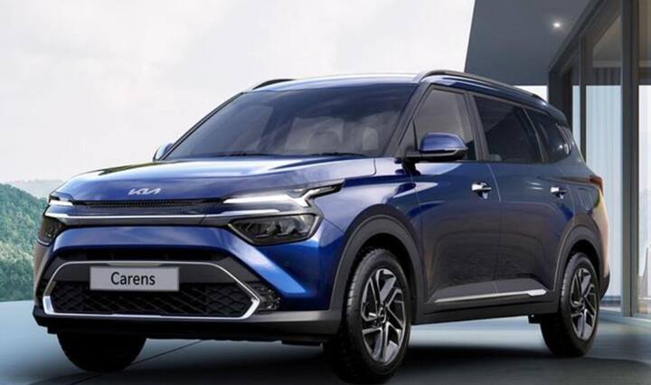 किया कारन्स या गाडीत जास्त जागा उपलब्ध आहे, यात पेट्रोल आणि डिझेल दोन्ही इंजिनचा पर्याय आहे. या कारची एक्स-शोरूम किंमत 10.45 लाख रुपये आहे.