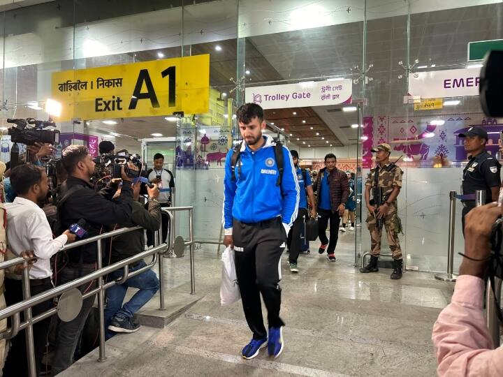 अब सूर्या ब्रिगेड तीसरे मैच में भी जीत हासिल कर सीरीज़ अपने नाम करना चाहेगी. वहीं दूसरी ओर, दोनों मुकाबले गंवाने वाली ऑस्ट्रेलिया मैच जीतकर सीरीज़ जीतने की उम्मीद को बरकरार रखना चाहेगी. अब देखना दिलचस्प होगा कि तीसरे टी20 में जीत किस टीम के हक में जाती है.