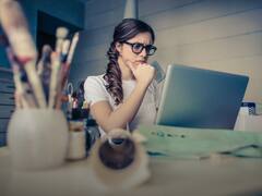 ये हेल्पलाइन नंबर महिलाओं के मुसीबत में आते हैं काम, आज ही कर लीजिए मोबाइल में सेव