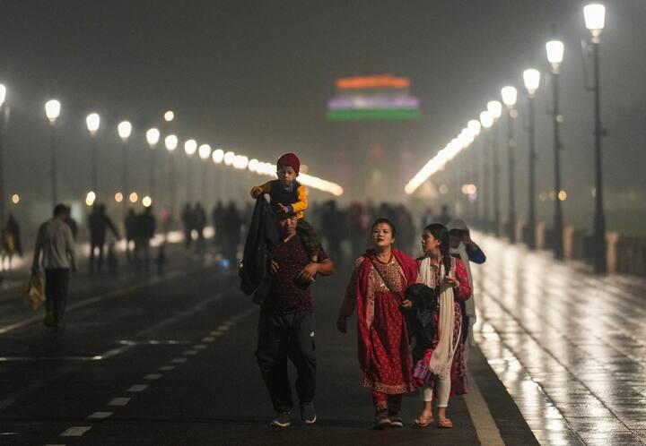 सोमवारी (२७ नोव्हेंबर) संध्याकाळी दिल्लीतील अनेक भागात पाऊस पडला. पाऊस पडल्यानंतरही हवेची गुणवत्ता खराब श्रेणीत राहिल्याची माहिती हवामान खात्याने दिली आहे.