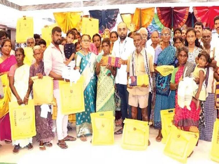 Thanjavur news  flexible program to buy new clothes for sanitation workers and their families TNN தூய்மைப்பணியாளர்களுக்கு புத்தாடை வழங்கும் நிகழ்ச்சி - தஞ்சையில் நெகிழ்ச்சி