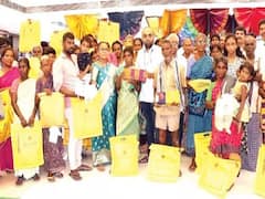 தூய்மைப்பணியாளர்களுக்கு புத்தாடை வழங்கும் நிகழ்ச்சி - தஞ்சையில் நெகிழ்ச்சி