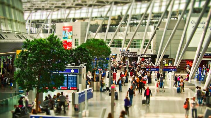 স্বরাষ্ট্র মন্ত্রকের ওয়েবসাইটে পাওয়া তথ্য অনুযায়ী, নেপাল বা ভুটানের কোনও ব্যক্তি যখন চীন, ম্যাকাও, হংকং, পাকিস্তান বা মালদ্বীপ থেকে ভারতে আসেন।