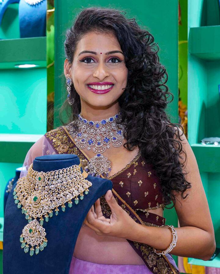 *১৯৯৩ সালে তৈরি হয় স্বর্ণশিল্প বাঁচাও কমিটি। গোটা রাজ্যেই কার্যকর এই সংগঠন। স্বর্ণশিল্পী এবং স্বর্ণ ব্যবসায়ীদের নিয়ে এই সংগঠনের কার্যকলাপ। বর্তমানে এর কার্যনির্বাহী সভাপতি সমর কুমার দে।