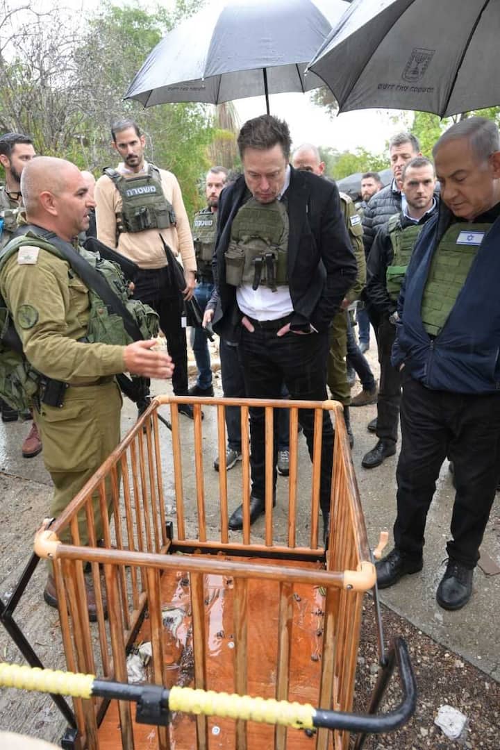 Musk received briefings from Sha'ar Hanegev Regional Council Acting Chairman Yossi Keren and IDF Spokesperson representative Liad Diamond on the events that unfolded. (Photo: X/@IsraeliPM)