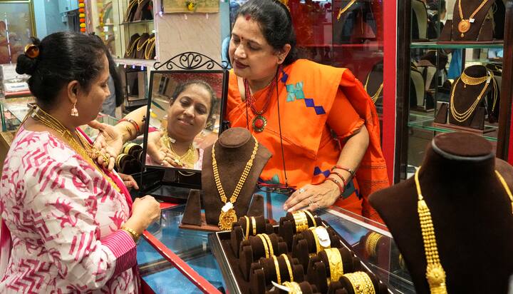 সোনার সঙ্গে অন্য কী ধাতু মেশানো হচ্ছে তার উপর নির্ভর করেই সোনার রং বদলে যায়। যেমন White Gold-এর ক্ষেত্রে সাধারণত রূপো বা প্যালাডিয়াম ব্যবহার করা হয়। রোজ গোল্ড তৈরিতে ব্যবহার হয় তামা।