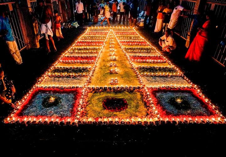 பக்தர்களை கவர்ந்த விளக்கு அலங்காரம்