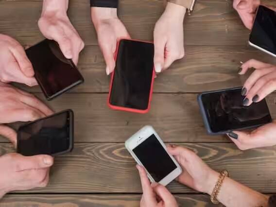 આજકાલ કેટલાય લોકો સેકન્ડ હેન્ડ મોબાઈલ ખરીદવાનું પસંદ કરે છે. તેનું કારણ બજારમાં ઉપલબ્ધ મોંઘા અને હાઇટેક સ્માર્ટફોન છે. આજે, બજારમાં સારા કેમેરા, બેટરી અને પ્રૉસેસર સાથે 10,000થી વધુના સ્માર્ટફોન ઉપલબ્ધ છે. જો કે, આ હોવા છતાં કેટલાય લોકો સેકન્ડ હેન્ડ મોબાઈલ ખરીદે છે. લોકો ખાસ કરીને પ્રીમિયમ સેગમેન્ટમાંથી સેકન્ડ હેન્ડ ફોન ખરીદવાનું પસંદ કરે છે કારણ કે અહીં વસ્તુઓ સસ્તામાં કરી શકાય છે.