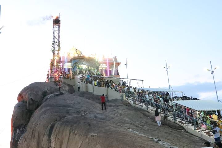 திருச்சி மலைக்கோட்டை பகுதியில் கார்த்திகை தீபத்தை காண குவிந்த மக்கள்