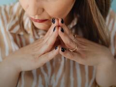 ये हेल्पलाइन नंबर महिलाओं के मुसीबत में आते हैं काम, आज ही कर लीजिए मोबाइल में सेव