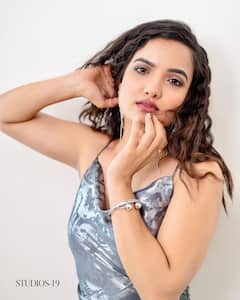 Siri Hanmanth Photos : సిల్వర్​ డ్రెస్​లో హాట్​ ఫోజులిచ్చిన సిరి హన్మంత్