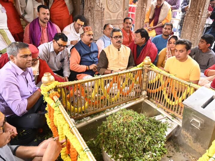 इसके बाद गर्भगृह में जाकर बाबा विश्वनाथ को तुलसी पत्र अर्पित किया गया. बाबा विश्वनाथ को तुलसी पत्र की मालाओं से उनका श्रृंगार कर भव्य आरती की गई.