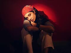 Sobhita Dhulipala Photos : రెడ్​ బ్యాక్​గ్రౌండ్​లో క్యూట్ ఫోటోషూట్ చేసిన శోభితా