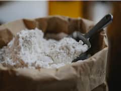 पाकिस्तान में लोगों को जितने में मिल रहा आटा और चीनी, यहां मिल जाएगा उतने में सोना और चांदी