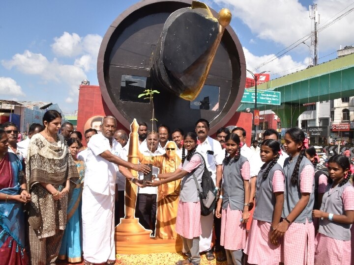 Muthtamzh Ther: சேலம் வந்த முத்தமிழ் தேர் அலங்கார ஊர்தி-  மலர் தூவி உற்சாக வரவேற்பு