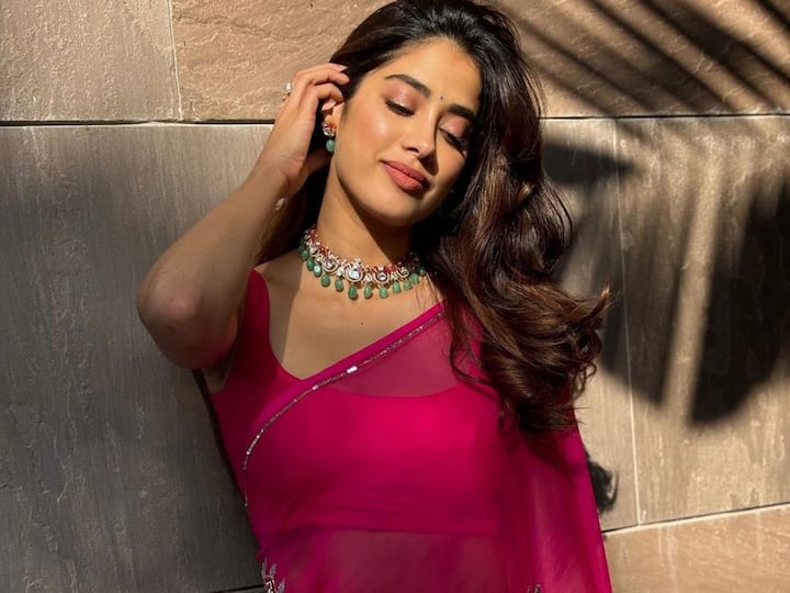 Janhvi Kapoor Sunkissed Photos : జాన్వీ కపూర్ పింక్​ శారీలో కళ్యాణ్ జ్యూవెలరీ కోసం ఫోటో షూట్ చేసింది.