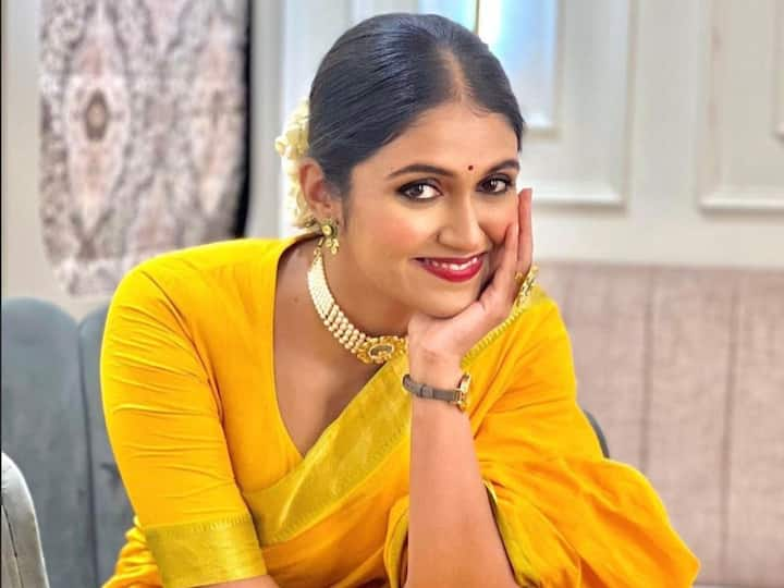 Rinku Rajguru: अभिनेत्री रिंकूनं सोशल मीडियावर पोस्ट शेअर करुन तिच्या आई-बाबांनी तिला दिलेल्या गिफ्टचा फोटो शेअर केला आहे.