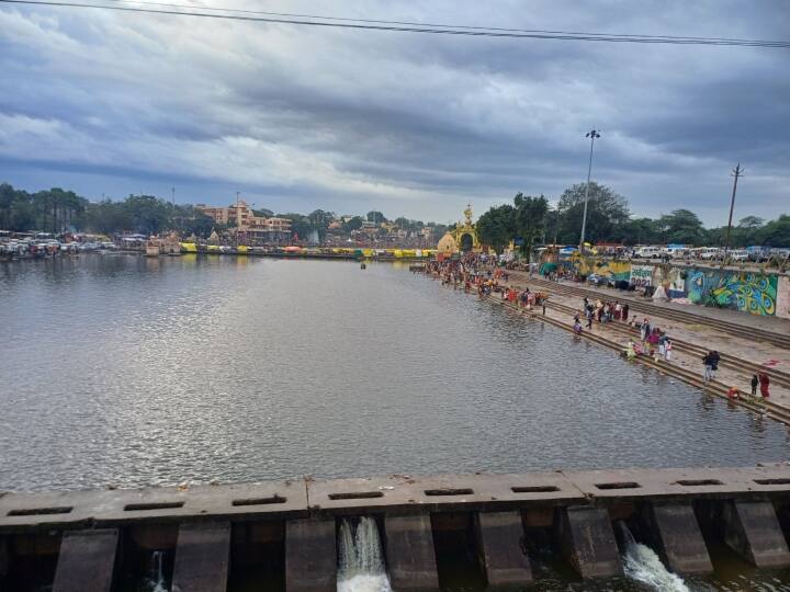 Kartik Purnima 2023 devotees took bath in Shipra river Ujjain MP News ANN Kartik Purnima 2023: कार्तिक पूर्णिमा पर भारी संख्या में श्रद्धालुओं ने शिप्रा नदी में लगाई डुबकी, जानिए तर्पण और पिंडदान का महत्व