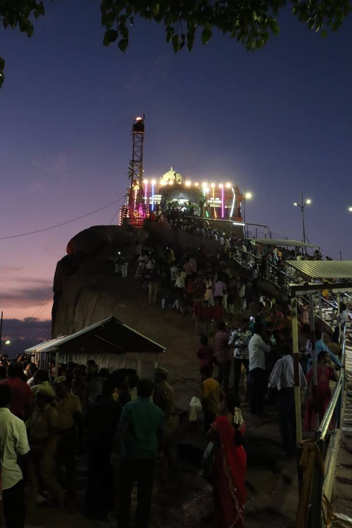 கார்த்திகை தீப திருவிழாவை காண குவிந்த மக்கள்