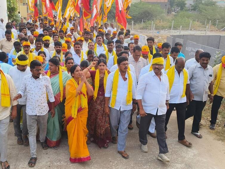 TDP leader Paritala Sunitha conducts yatra to support Nara Lokesh Yuva galam telugu news Paritala Sunitha: యువగళం పాదయాత్రలో వారి గుండెల్లో రైళ్లు - పరిటాల సునీత