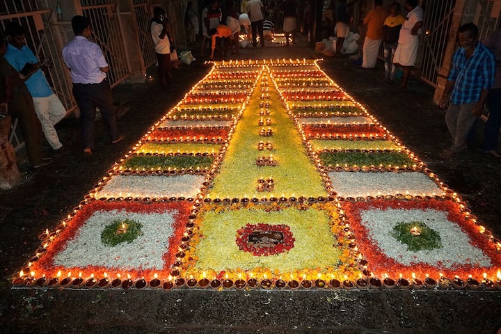 வண்ண மலர்களால் அலங்கரிக்கப்பட்ட ஸ்ரீரங்க கோபுரம்