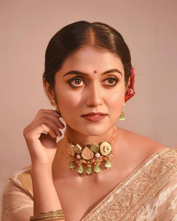 रिंकूने नुकताच तिचा एक रॉयल लूक शेअर केला आहे ज्यात ती पांढऱ्या साडीमध्ये दिसत आहे.