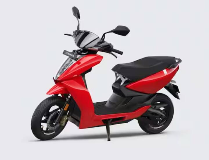 ਚੌਥਾ ਇਲੈਕਟ੍ਰਿਕ ਸਕੂਟਰ Ather 450X ਹੈ, ਜੋ ਇੱਕ ਵਾਰ ਚਾਰਜ ਕਰਨ 'ਤੇ 146 ਕਿਲੋਮੀਟਰ ਤੱਕ ਦੀ ਦੂਰੀ ਤੈਅ ਕਰਨ ਦੇ ਸਮਰੱਥ ਹੈ। ਇਸ ਨੂੰ ਘਰ ਲਿਜਾਣ ਲਈ ਤੁਹਾਨੂੰ 1.28 ਲੱਖ ਰੁਪਏ ਦੀ ਐਕਸ-ਸ਼ੋਰੂਮ ਕੀਮਤ ਅਦਾ ਕਰਨੀ ਪਵੇਗੀ।