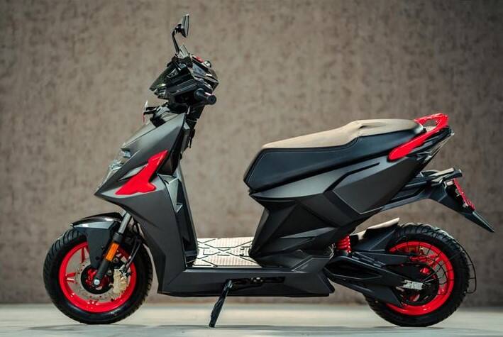 simple dot one electric scooter: ઇલેક્ટ્રિક ટુ-વ્હીલર ઉત્પાદક સિમ્પલ એનર્જી 15 ડિસેમ્બરે ભારતીય બજારમાં તેનું સિમ્પલ ડોટ વન ઇલેક્ટ્રિક સ્કૂટર લોન્ચ કરશે.  આ દરમિયાન, કંપની સ્કૂટર માટે બુકિંગ લેવાનું પણ શરૂ કરશે અને તેની ડિલિવરી જાન્યુઆરી 2024માં થશે.