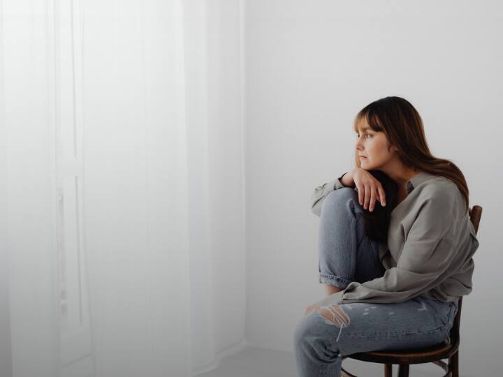 सरकार की तरफ से महिलाओं की सुरक्षा को मजबूत करने के लिए अलग-अलग समस्याओं को लेकर विभिन्न हेल्पलाइन नंबर जारी किए गए हैं.