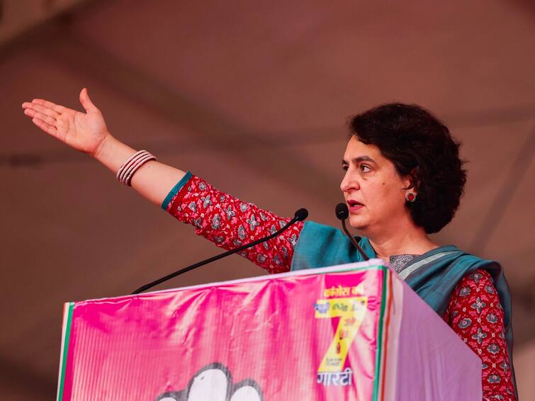 Priyanka Gandhi road show in Bhuvanagiri district accuses BRS Party Telangana elections 2023 Priyanka Gandhi: ప్రభుత్వంలో మొత్తం అవినీతే, అయినా నిద్రలో సర్కారు - ప్రియాంక గాంధీ