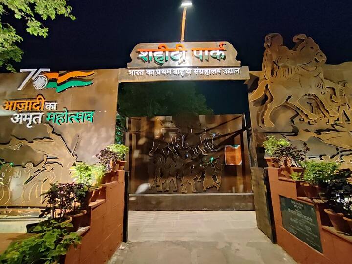 एमसीडी के नए टिकट स्लैब के अनुसार, अब वयस्कों की टिकट 100 रुपये के बदले 50 रुपये की होगी, जबकि 3 से 12 वर्ष तक के बच्चों के लिए अब 50 रुपये की जगह महज 25 रुपये देने होंगे. वहीं एमसीडी स्कूल में पढ़ने वाले बच्चों को निःशुल्क प्रवेश दिया जाएगा. इसके अलावा वीकेंड में लगने वाले 150 रुपये के टिकट को भी 100 रुपये कर दिया गया है.