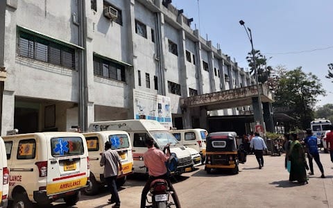 dombivli woman delivery case at door of rukminibai hospital dr trunali mahatekar suspended news update Dombivli : रुग्णालयाच्या दारातच महिला प्रसूती प्रकरण, डॉ. तृणाली महातेकर निलंबित