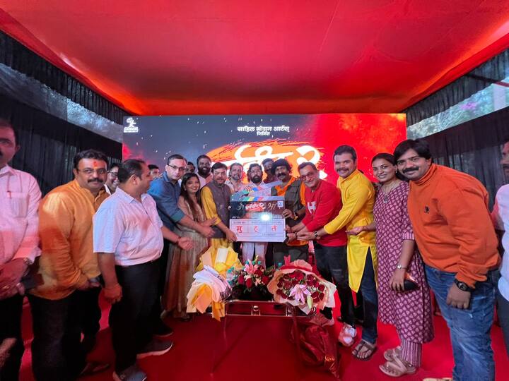 एकनाथ शिंदे 'धर्मवीर 2' या सिनेमात मुख्यमंत्री म्हणून दिसणार आहे. त्यामुळे शिंदेंच्या उठावाची कहाणी दुसऱ्या भागात उलगडणार का? असा प्रश्न उपस्थित होतो.