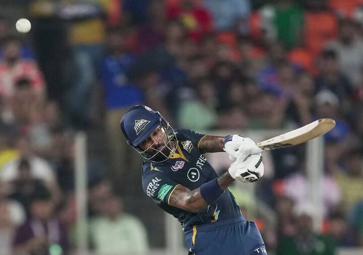 2015 ஆம் ஆண்டு மும்பை இந்தியன்ஸ் அணி ஹார்திக் பாண்டியாவை 10 லட்ச ரூபாய்க்கு ஏலத்தில் எடுத்தது.