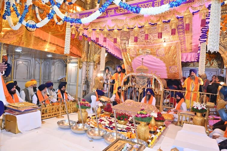 On the occasion of the birth anniversary of Sri Guru Nanak Dev Ji Sachkhand Sri Harmandir Sahib was visited in large numbers Guru Nanak Jayanti 2023: ਸ੍ਰੀ ਗੁਰੂ ਨਾਨਕ ਦੇਵ ਜੀ ਦੇ ਪ੍ਰਕਾਸ਼ ਪੁਰਬ ਮੌਕੇ ਸੱਚਖੰਡ ਸ੍ਰੀ ਹਰਿਮੰਦਰ ਸਾਹਿਬ ਵੱਡੀ ਗਿਣਤੀ 'ਚ ਸੰਗਤ ਹੋਏ ਨਤਮਸਤਕ