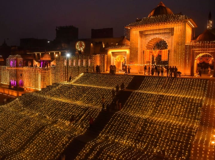 Varanasi preparations for Dev Deepawali 2023 buildings are decorated with colorful lights Dev Deepawali 2023: काशी में देव दीपावली की भव्य तैयारियां, सीएम योगी जलाएंगे पहला दीप, दिखेगा अद्भुत नजारा