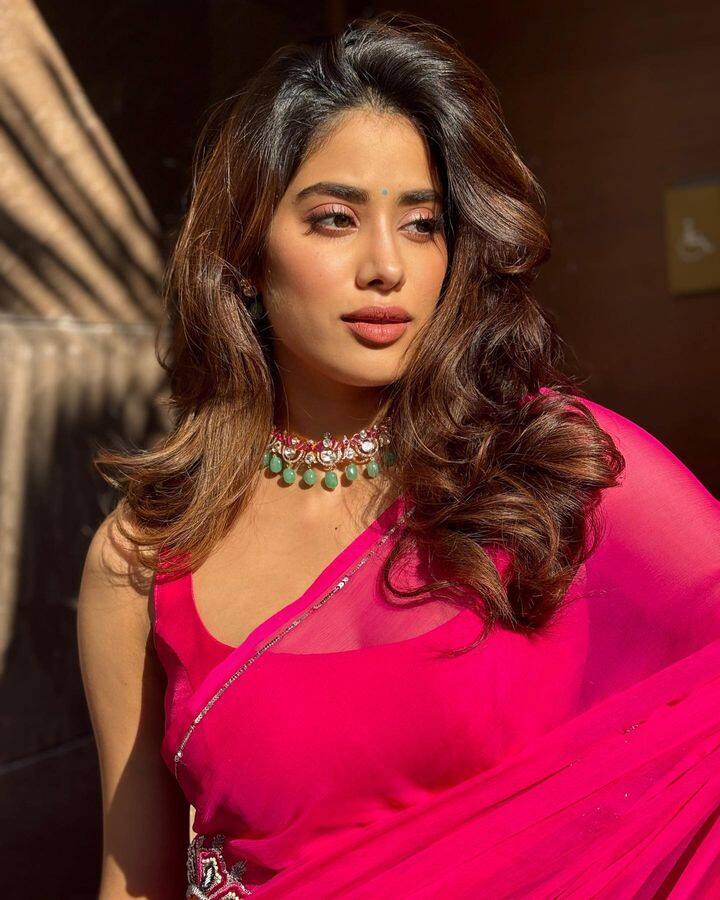 . अभिनेत्रीने गुलाबी साडीसोबत हलका मेकअप केला आहे. हलका मेकअप आणि मोकळ्या केसांमध्ये जान्हवी कपूर खूपच ग्लॅमरस दिसत आहे.
