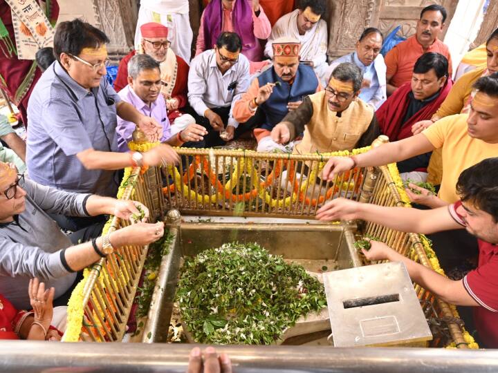 कार्यक्रम में काशी विश्वनाथ मंदिर न्याय के अध्यक्ष नागेंद्र पांडे, मुख्य कार्यपालक अधिकारी डा. सुनील वर्मा सहित अन्य वक्ताओं ने अपने-अपने विचार को व्यक्त किया.