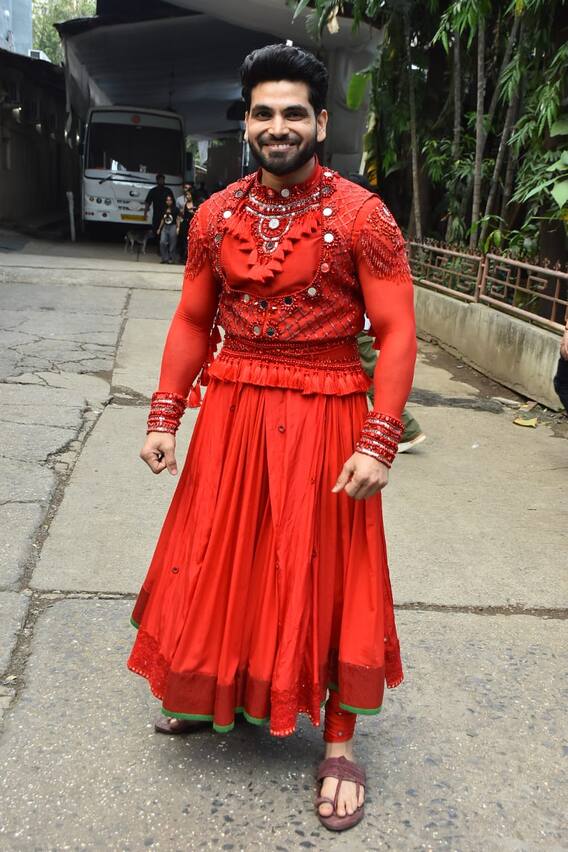 पहा शिव ठाकरेचा लाल ड्रेस मधील जबरदस्त लूक...